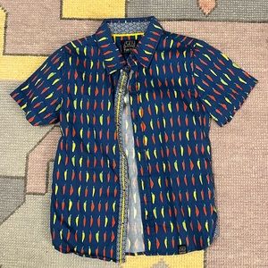 TukTuk Designs boys button down short sleeve shirt. Size 7-8 with pepper print.